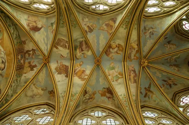 De gewelven van de Rayonnant-kapel van de abdij met renaissance schilderijen, 13e-16e eeuw